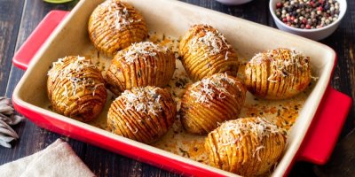 Brambory Hasselback v červeném pekáči