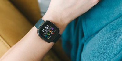 Detail zápěstí s hodinkami FitBit