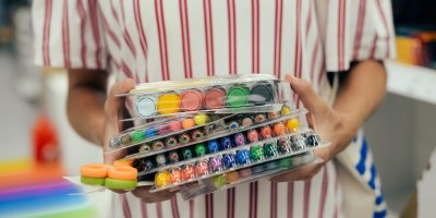 Ruce, které drží spoustu fix a dalších potřeb