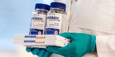 Produkty Movisan kolagen II v rukou pracovníka v rukavicích