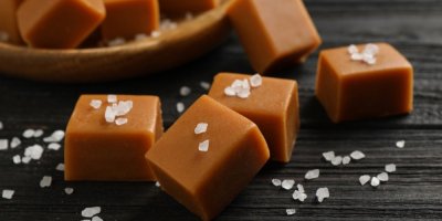 Karamelové kostičky ozdobené hrubozrnnou solí