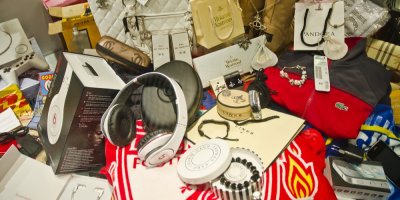 Spousta levných napodobenin značkového zboží na jednom místě