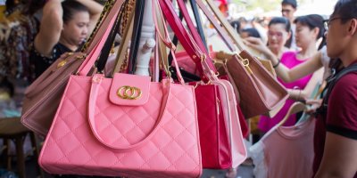 Kabelky visící na stojanu pouličního stánku