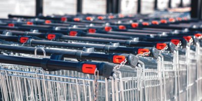 Nákupní vozíky v řadě