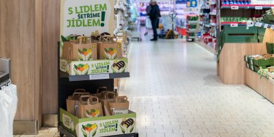 Stojan v prodejně Lidl se zlevněnými potravinami 