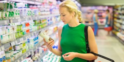 Žena nakupuje kosmetiku v obchodě. 