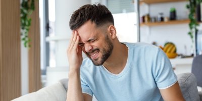 Muž se drží za hlavu