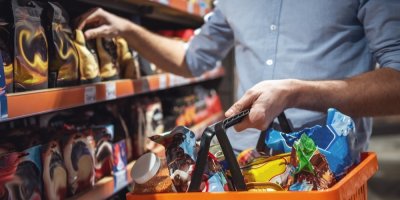 Muž nakupuje s příručním košíkem