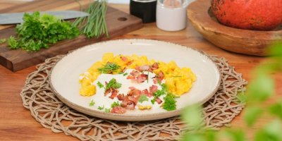 Talíř s dýňovými halušky se slaninou a smetanou