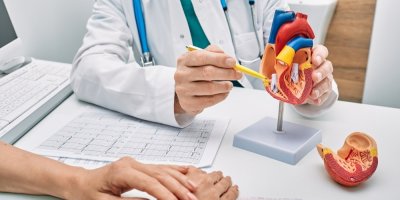 Doktor vysvětluje něco pacientovi