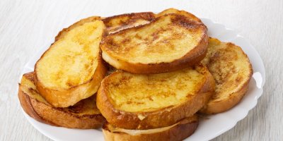 Chleby ve vajíčku na talířku