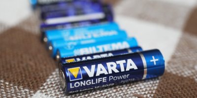 Několik baterií vedle sebe