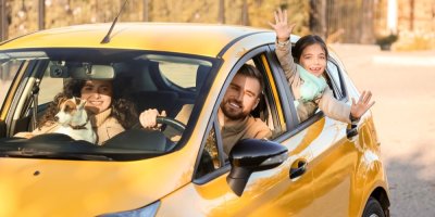 Rodina ve žlutém autě