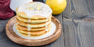 Chia lívance na dřevěném tácu, v pozadí citron