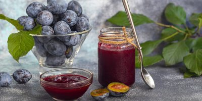 Povidla ve sklenici, vedle švestky