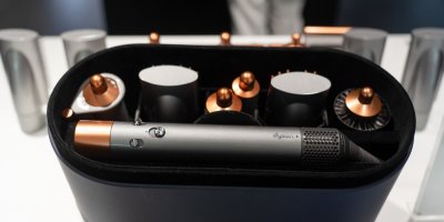 Dyson Airwrap se spolu se všemi nástavci nachází v luxusním boxu