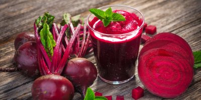 Řepná šťáva ve sklenici