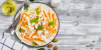 Salát s mrkví, kedlubnou, jablkem a ořechy