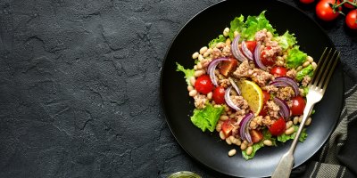 Salát s tuňákem, rajčaty, cibulí a fazolemi