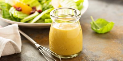 Hořčičný dresink, salát, metlička