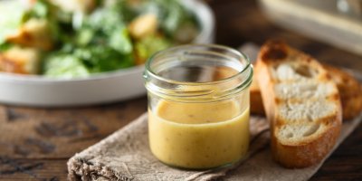 Ančovičkový dresink, opečený chléb, salát