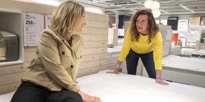 Prodavačka nabízí zákaznici postel