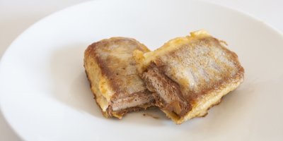 Překrojená smažená čokoládová tyčinka