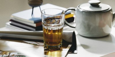 Sklenice série POKAL na stole