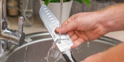 Mytí nože pod tekoucí vodou