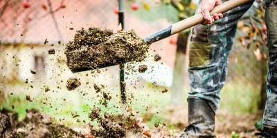 Rytí zahrady rýčem