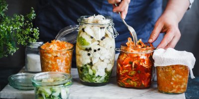 Čtyři velké sklenice s fermentovanou zeleninou