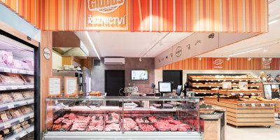 Pohled na Globus řeznictví s chladicím pultem