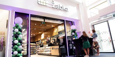 Vstup do nové, moderní prodejny Žabka ozdobený zeleno-bílými balonky 