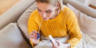 Žena si dělá domácí test na covid-19