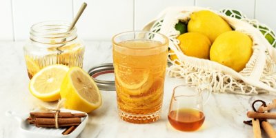 Horký yuzu tea ve sklenici s medem