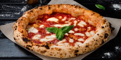 Rajčatová pizza neapolského typu s mozzarelou a bazalkou