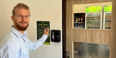 Zakladatel Get24 Adam Dostál otevírá tzv. „alkoholovnu“.