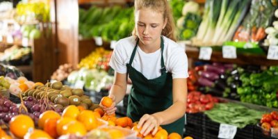 Brigádnice v supermarketu rovná ovoce