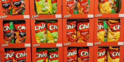 Regál s krabicemi chipsů Chio