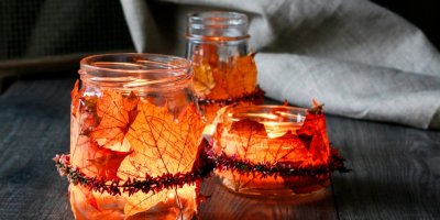 DIY lucerny ze zavařovacích sklenic polepených papírem a listím