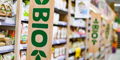 Regál s bio zbožím v supermarketu