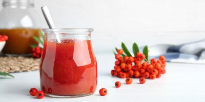 Sklenice jeřabinového džemu a jeřabiny