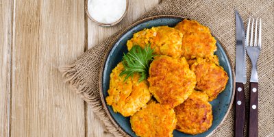 Dýňové placičky v misce, příbor