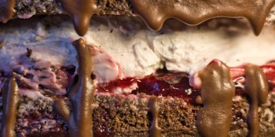 Řez čokoládovým dortem