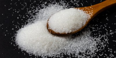 Lžička s bílým cukrem