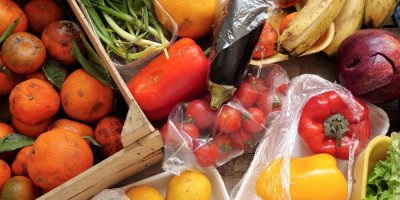 Ovoce a zelenina v bedýnkách, některé kusy jsou nahnilé nebo poškozené