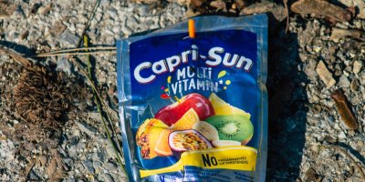 Nápoj Capri-Sun na zemi