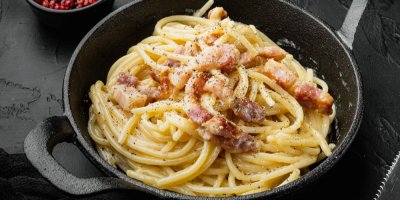 Špagety carbonara v pánvi