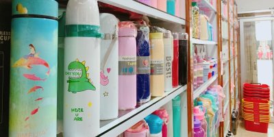 Regál se znovupoužitelnými lahvemi pro děti