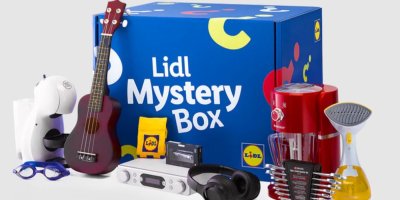 Modrý box s logem Lidlu, kolem různé produkty